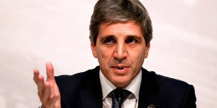 Luis "Toto" Caputo diserta en la Bolsa de Comercio de Córdoba