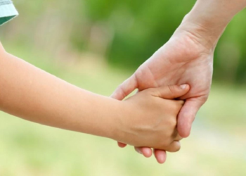 Convocan a familias que quieran adoptar a un niño en Córdoba