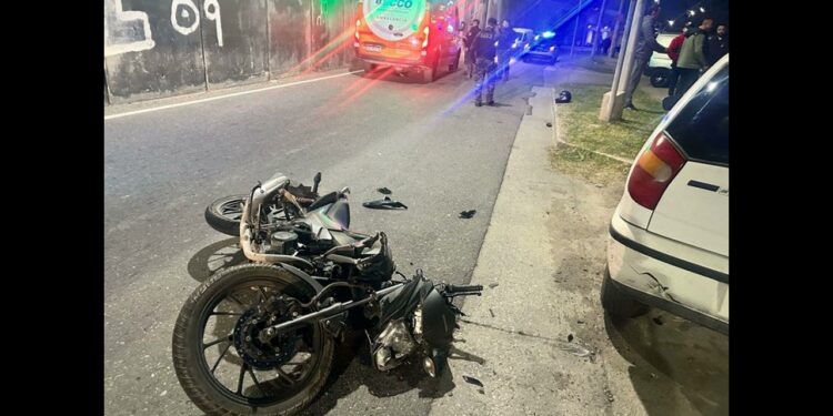 Un motociclista embistió a 13 personas de una empresa de logística