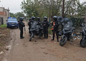 Un megaoperativo policial resultó en la detención de 23 personas en barrio Lamadrid