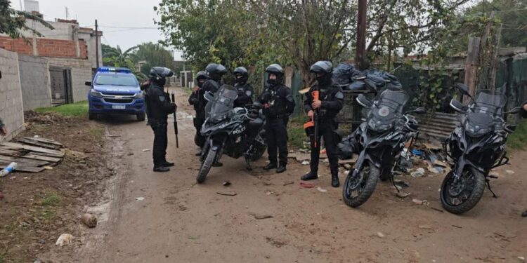 Un megaoperativo policial resultó en la detención de 23 personas en barrio Lamadrid