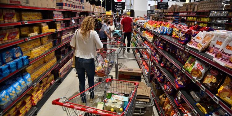El Gobierno negocia con supermercados para evitar subas desmedidas