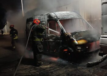 Un vehículo se incendió en la puerta de un depósito en Córdoba