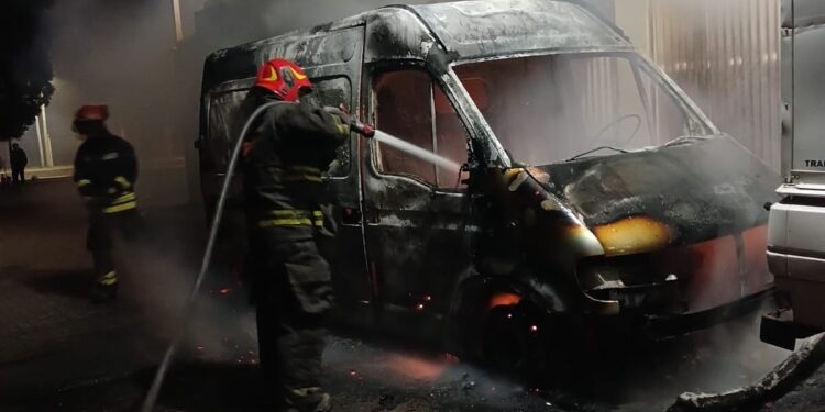 Un vehículo se incendió en la puerta de un depósito en Córdoba