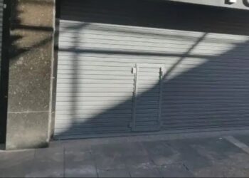 La despidieron del trabajo, se negó a irse y la dejaron encerrada