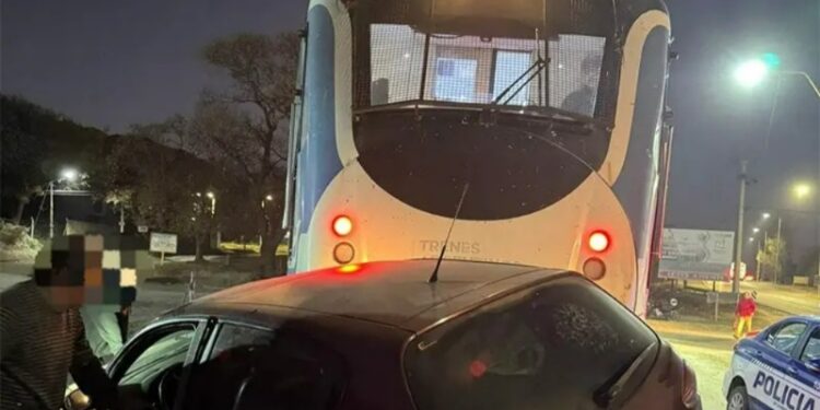 Choque entre el Tren de las Sierras y un auto