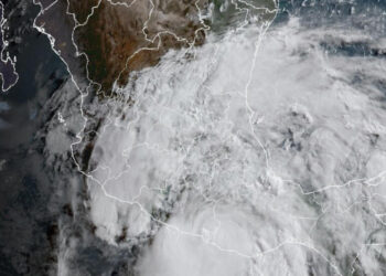 El huracán Erick azota la costa del Pacífico mexicano con vientos extremos e inundaciones