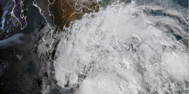 El huracán Erick azota la costa del Pacífico mexicano con vientos extremos e inundaciones