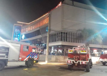 Bomberos controlaron un incendio en un shopping de Carlos Paz