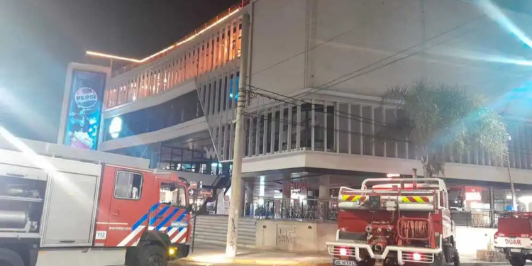 Bomberos controlaron un incendio en un shopping de Carlos Paz