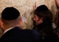 Milei llegó a Israel y fue a rezar al Muro de los Lamentos