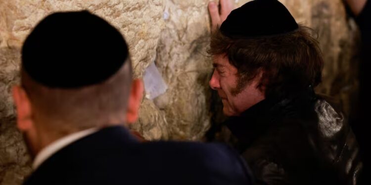 Milei llegó a Israel y fue a rezar al Muro de los Lamentos
