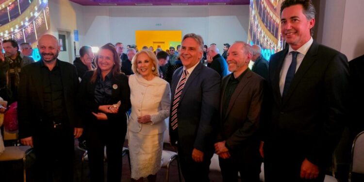 Junto a Mirtha Legrand, Llaryora encabezó la presentación de los Premios Sur