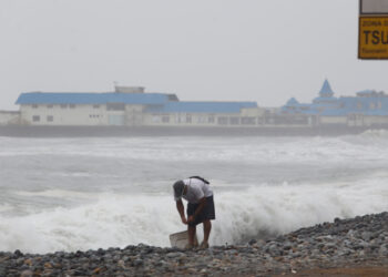 Perú cierra más de 100 puertos por alerta de tsunami y ordena evacuaciones