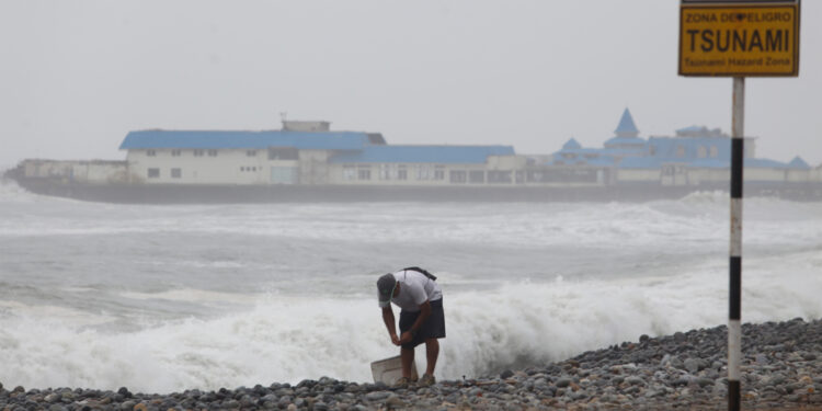 Perú cierra más de 100 puertos por alerta de tsunami y ordena evacuaciones