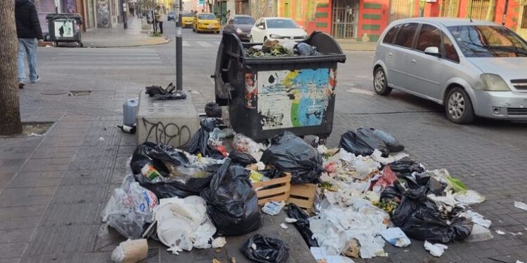 La recolección de residuos es irregular en la ciudad y la Municipalidad citó a las empresas