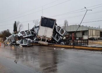 Choque, despiste y un camión volcado bajo la lluvia