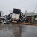 Choque, despiste y un camión volcado bajo la lluvia