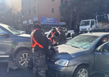 Impactante choque entre un auto y una camioneta en Avenida Pueyrredón