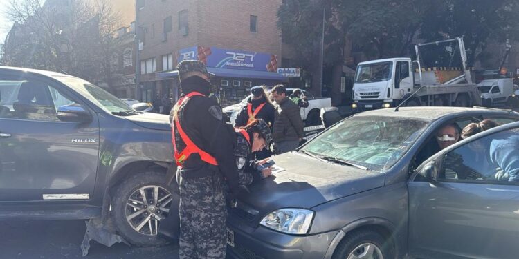 Impactante choque entre un auto y una camioneta en Avenida Pueyrredón