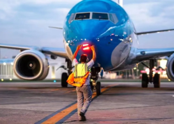 Levantan el paro de controladores aéreos y se abre una nueva instancia de diálogo