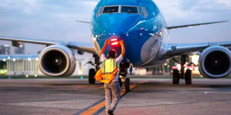 Levantan el paro de controladores aéreos y se abre una nueva instancia de diálogo