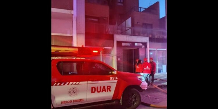 Un incendio generó alarma en un edificio de barrio Alberdi