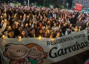 Trabajadores del Garrahan realizan una nueva marcha de velas