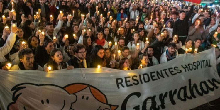Trabajadores del Garrahan realizan una nueva marcha de velas