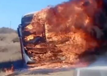 Se incendió un colectivo en Falda del Carmen: pasajeros ilesos pero pérdidas totales