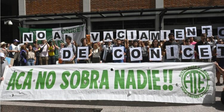 Investigadores del Conicet realizan una jornada nacional de lucha por salarios y estabilidad laboral