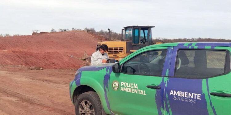 Policía Ambiental ordenó el cierre preventivo y secuestró máquinas en canteras de Villa Rumipal