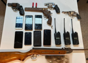 Operativo policial deja 46 detenidos y 12 armas incautadas