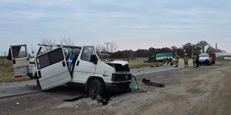Choque fatal entre un camión y una furgoneta en Córdoba: un muerto y dos heridos