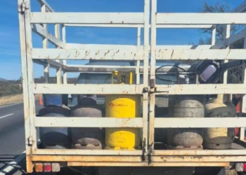 Detuvieron a un joven que usaba garrafas como combustible para su camioneta