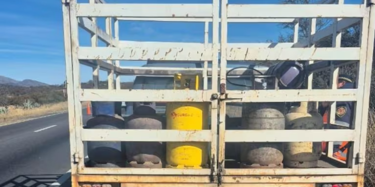 Detuvieron a un joven que usaba garrafas como combustible para su camioneta