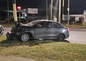 Escapaban de un control policial y se estrellaron contra un semáforo