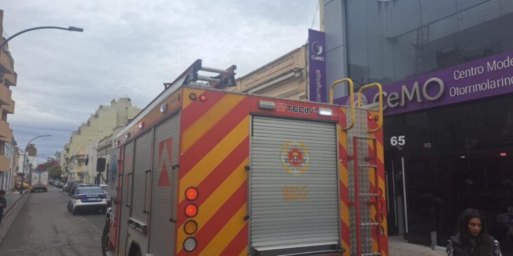 Evacuaron un centro médico por incendio en Córdoba