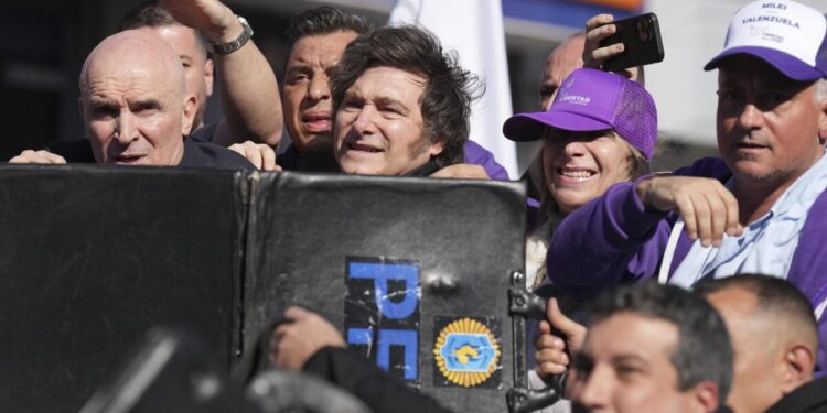 Piedrazos en Lomas de Zamora: Milei responsabilizó al kirchnerismo tras agresión a su comitiva