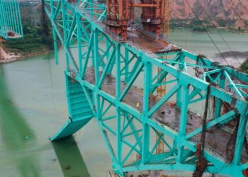 Impactante derrumbe de un puente en China deja al menos 12 muertos