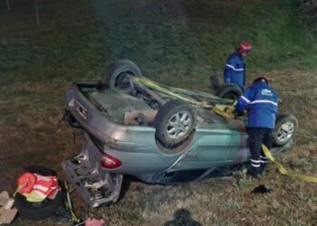 Se durmió mientras conducía y volcó al regresar de su trabajo en Córdoba