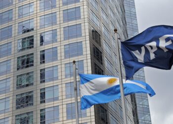 Fallo favorable para Argentina en la causa YPF: no deberá entregar acciones