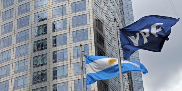Fallo favorable para Argentina en la causa YPF: no deberá entregar acciones