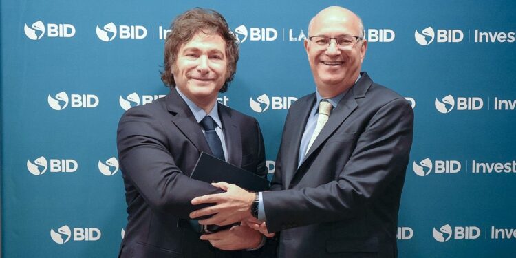 Javier Milei y Luis Caputo mantienen una reunión con el BID tras la derrota electoral