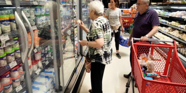 El Gobierno amplió un programa de beneficios para jubilados en supermercados, ópticas y farmacias