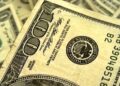El dólar se desploma $ 100 y se disparan acciones