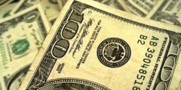 El dólar se desploma $ 100 y se disparan acciones