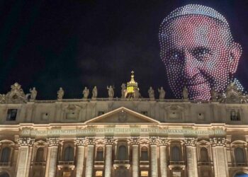 El rostro del papa Francisco apareció en el cielo del Vaticano formado por drones