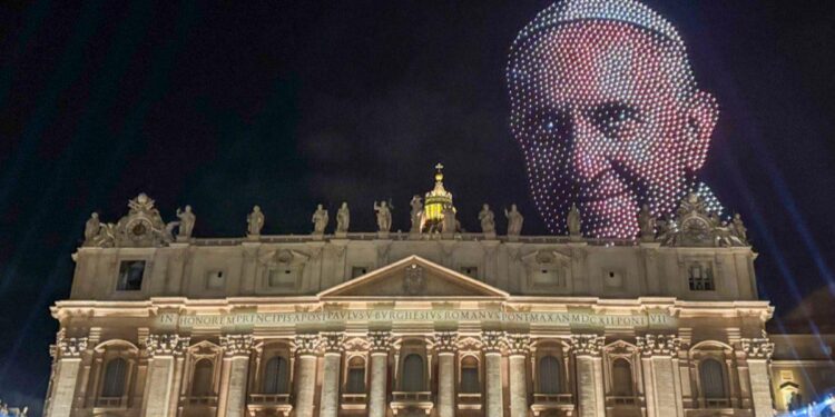El rostro del papa Francisco apareció en el cielo del Vaticano formado por drones