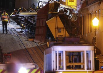 Tragedia en Lisboa: descarriló un funicular y hay al menos 17 muertos